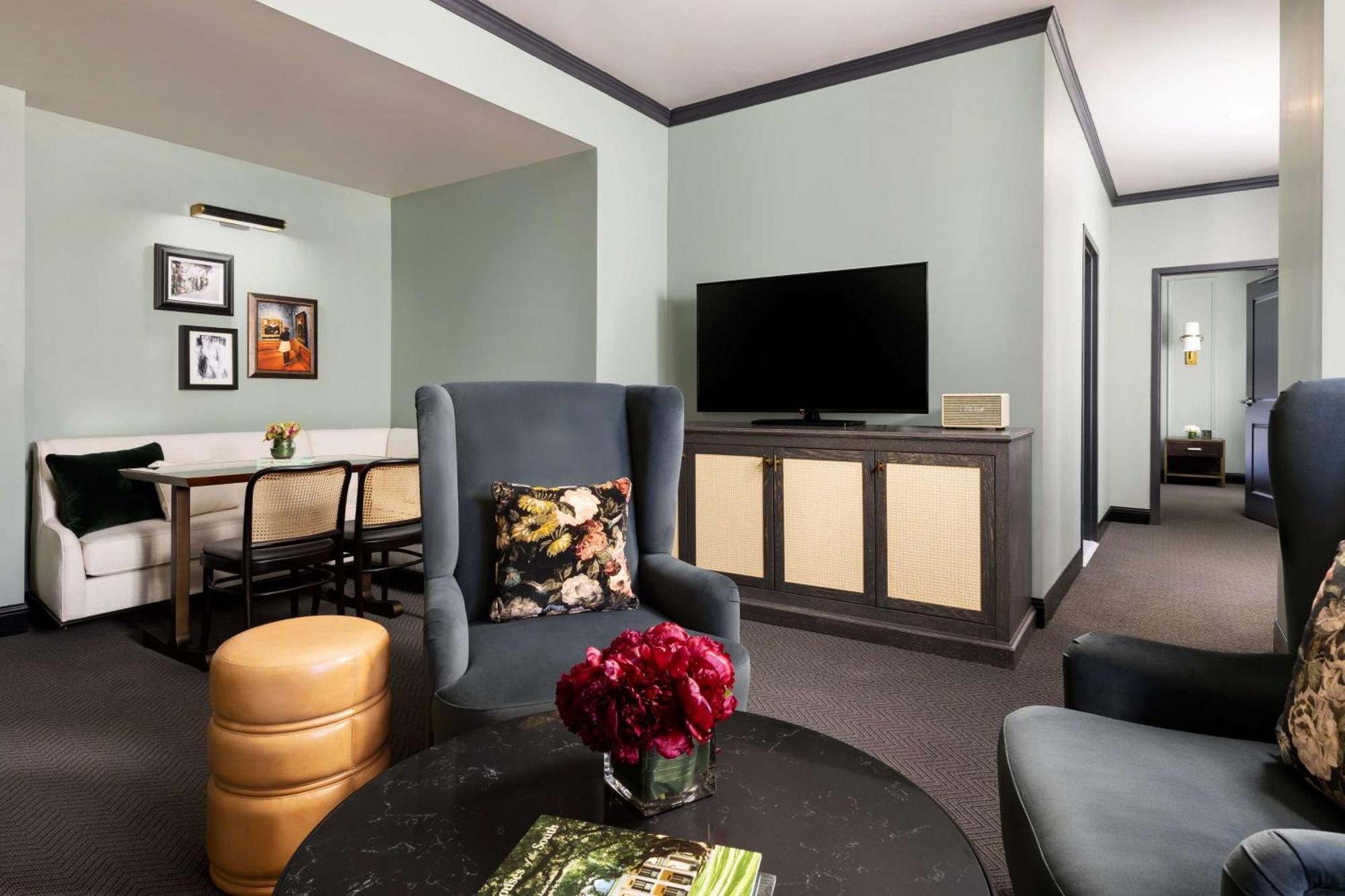 Deluxe One-Bedroom King Suite City View