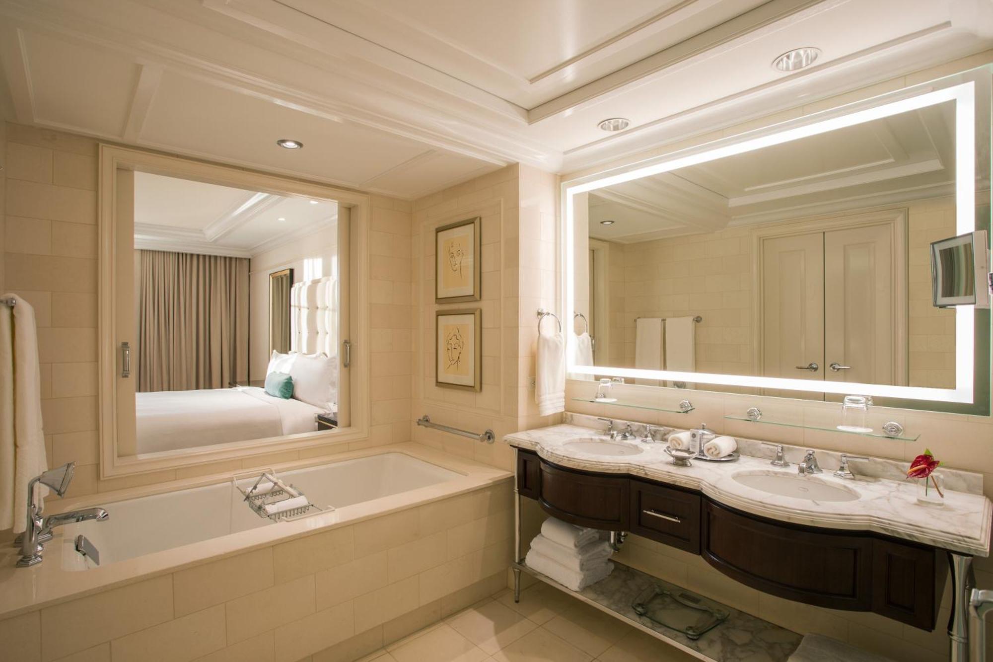 deluxe Guest room 1 King Balcony