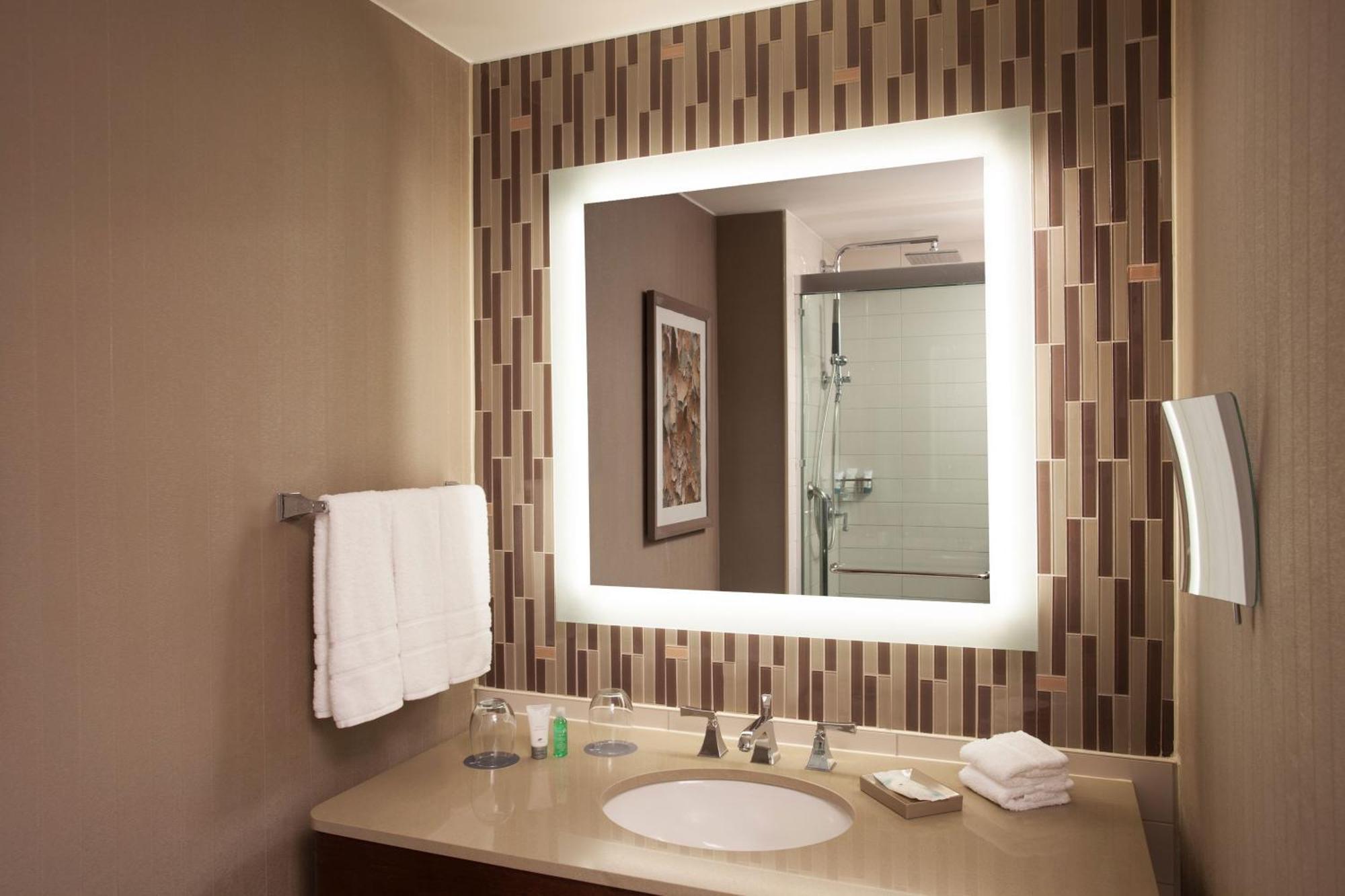 Guest room 1 King Skyline view High floor