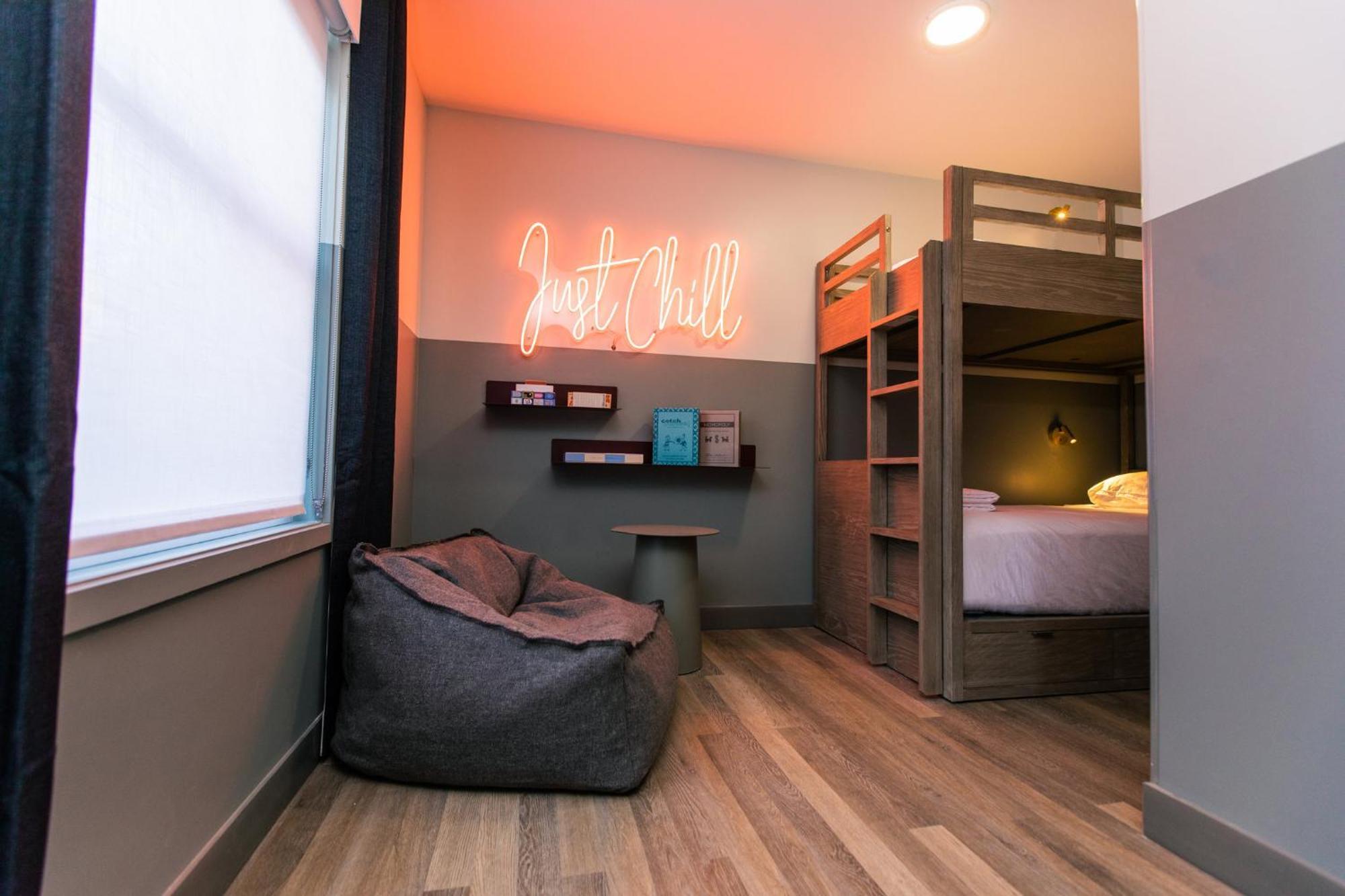 Family Suite Two Queen Beds Bunk Bed,1637713759:JPEG