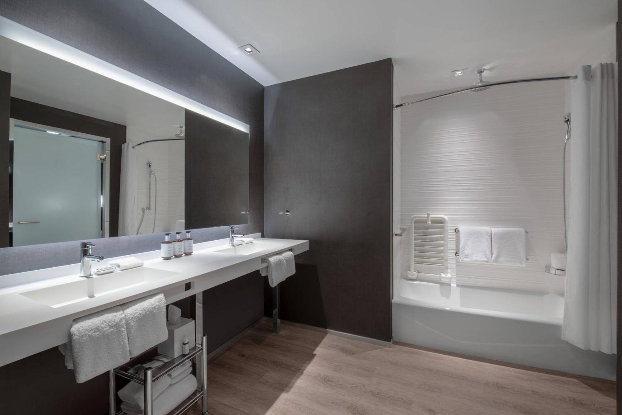 One-Bedroom King Suite with High Floor, Bathtub and Sofa Bed - Mobility Access