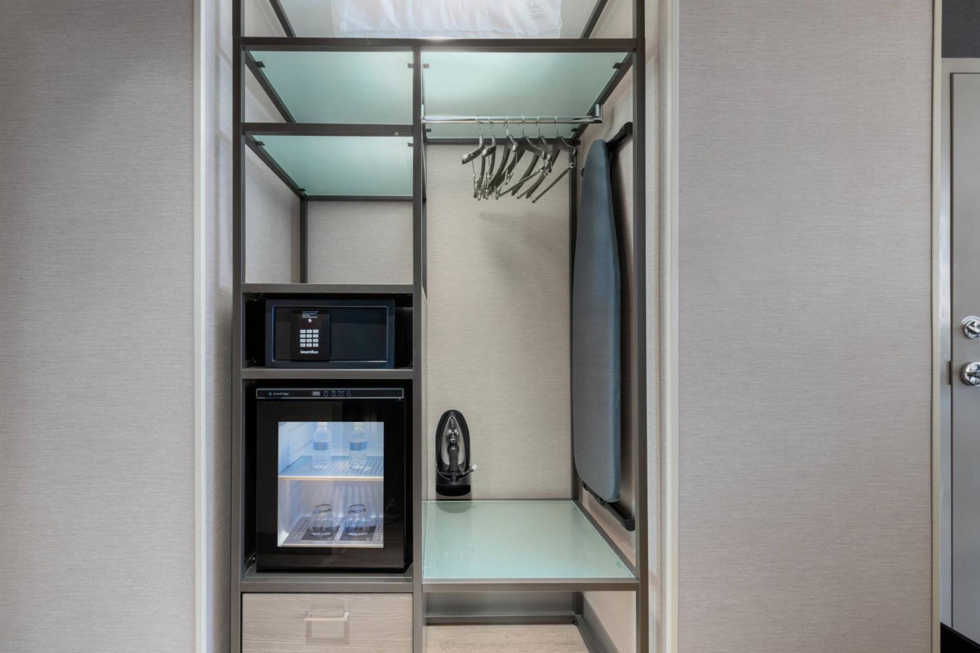 Queen Room with Two Queen Beds and Roll-In Shower - Mobility Access