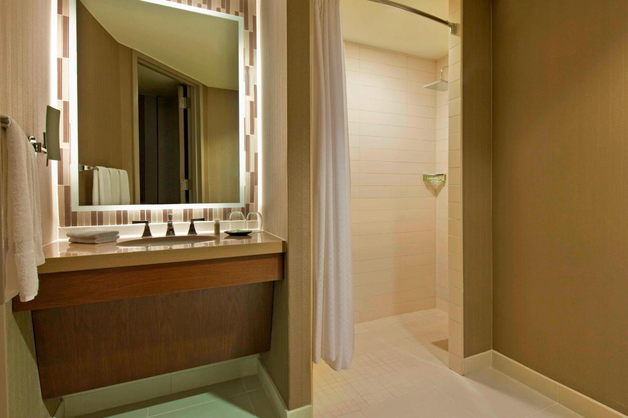 Guest room 1 King Skyline view High floor